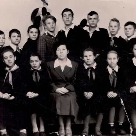Татьяна Рубинштейн в школе. 7 класс. 1958г. Сидит 1-я справа.