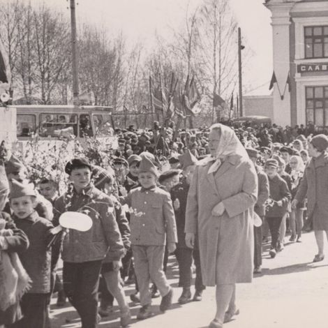 Ученики школы №12 на первомайской демонстрации. 1969г.