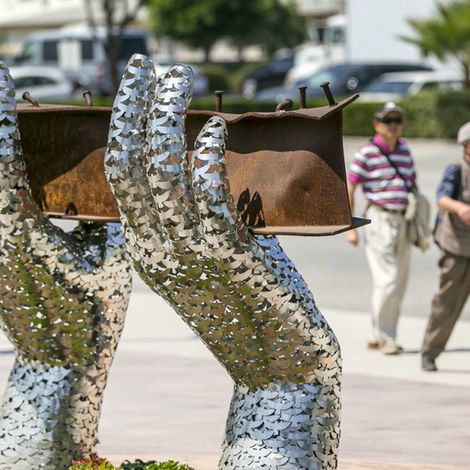 "Отражение", Розмид, Калифорния.&nbsp;
Скульптура Хита Сэтоуа создана из 2976 стальных голубей, символизирующих жертв теракта, и одной из балок разрушенного Всемирного Торгового центра.