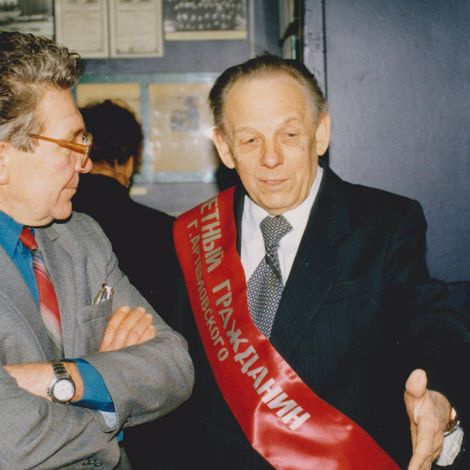 Брылин А.И., справа и Мезенцев Юрий  Куприянович в музее ЕРЗ, 1998 г.