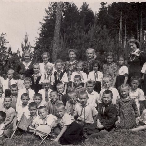 В  пионерском лагере «Салют». Верхний ряд, 3-я слева - Лапина Елена Филипповна, педагог, в будущем – Почетный гражданин г.Артемовского. 1950-е гг.