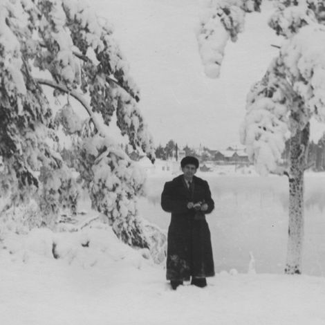 Никитин В.С. во время съемки зимнего пейзажа