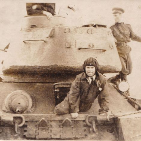 Дубинин И.В. механик-водитель на своем танке (слева)