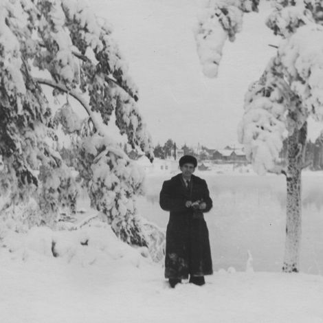 В.С. Никитин во время съемки зимнего пейзажа.