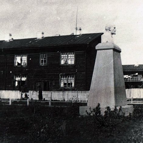 Улица Ленина с бюстом В.И. Ленина. Фото 1930-1940-хх годов из электронного архива Артемовского исторического музея.