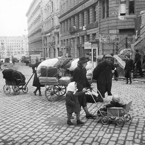 9. Жители Вены возвращаются в свои дома после окончания уличных боев и освобождения города советскими войсками. Апрель 1945 г.