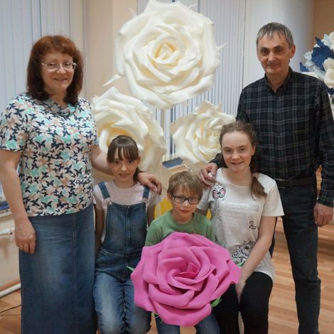 Семья художницы Канисьевой на празднике.