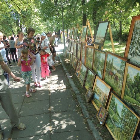 Живопись артемовских художников на музейной выставке в День города.