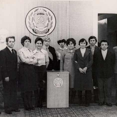 2. Бабкин В.Е. 3-й слева с членами Избирательной комиссии. шк.№ 10. 1980-е гг.