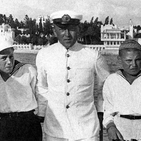 Василий Сталин и Артем Сергеев на борту погранисного катера. Сочи. 1934г.