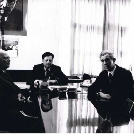 Энгельс Л.И. в рабочем кабинете. справа Герасимов.