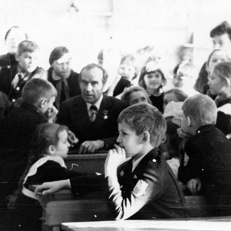 Шабуров В.И. на встрече с детьми в школе № 32.пос.Монетный .  1980-е гг.