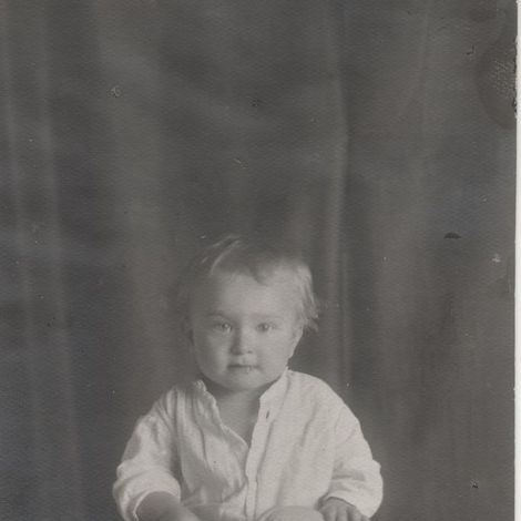 Ребенок на горшке. Город Кизел, 1932 г. Фото из альбома Брагиных, хранится в Артемовском музее.